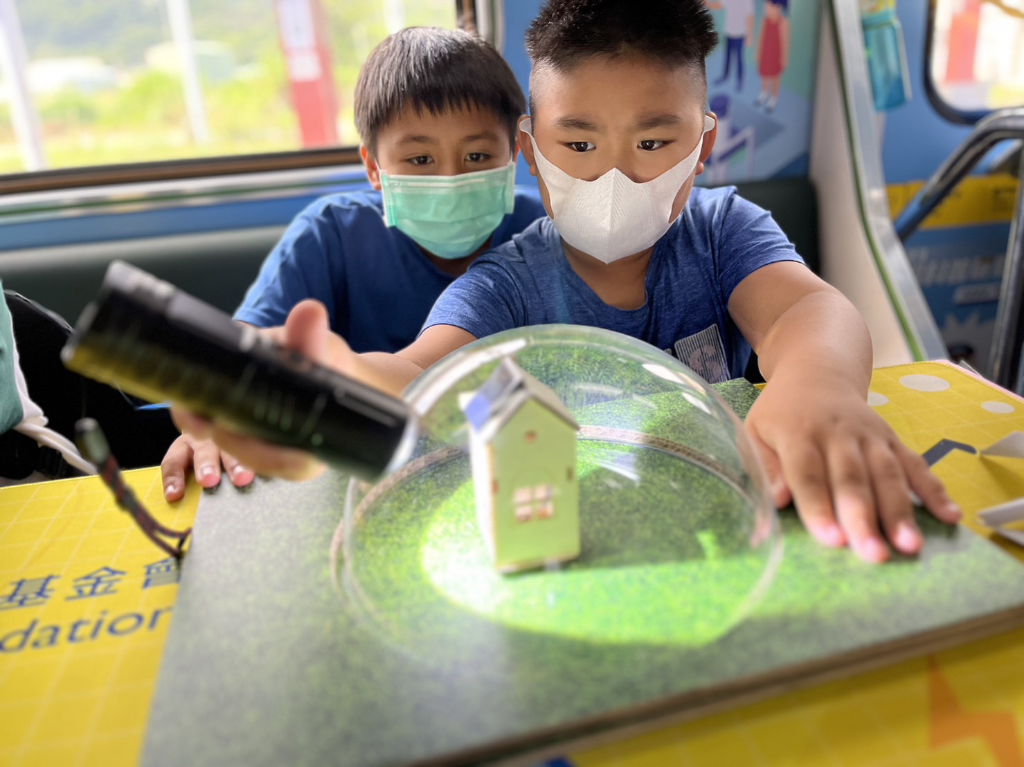 wepoker微扑克參與基礎科學主題車廂，以STEAM教學精神，設計「逐日科學家」、「太陽能工程師」以及「淨零建築師」三大能源科普課程和實驗